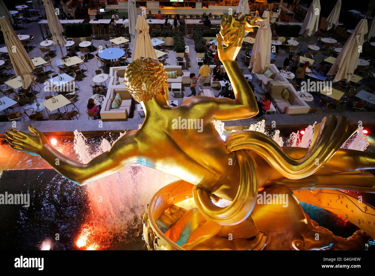 In bronzo dorato dei greci Titan Prometeo al Rockefeller Center di New York City come visto dal retro. Foto Stock