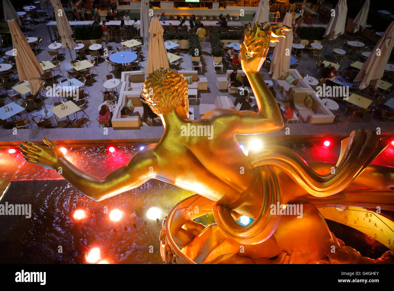 In bronzo dorato dei greci Titan Prometeo al Rockefeller Center di New York City come visto dal retro. Foto Stock