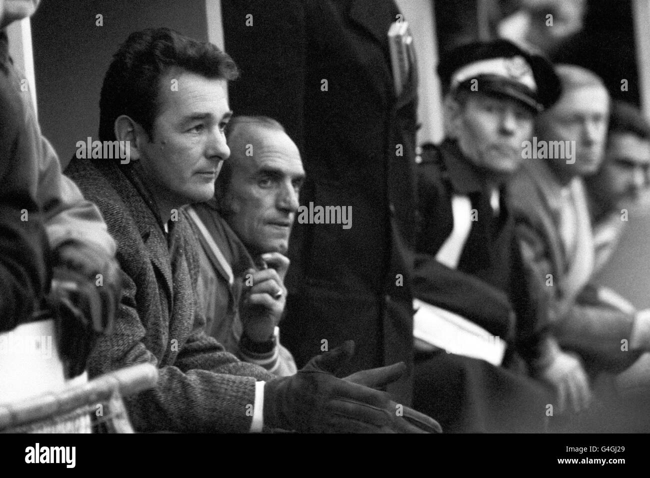 Un dejected Brian Clough (primo piano), nuovo team manager di Brighton e Hove Albion guardando la sua squadra durante il primo round fa Cup replay contro Walton e Hersham. Walton, i portabicchieri dilettanti, batte Brighton 4-0. Foto Stock