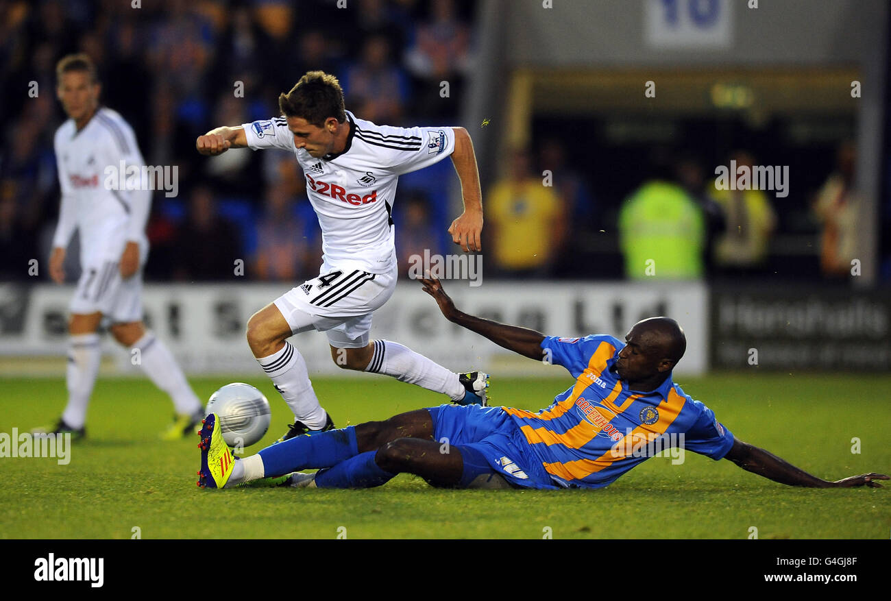 Calcio - Carling Cup - secondo turno - Shrewsbury Town / Swansea City - Greenhous Meadow. Marvin Morgan (a destra) di Shrewsbury Town batte per la palla con Joe Allen di Swansea City Foto Stock