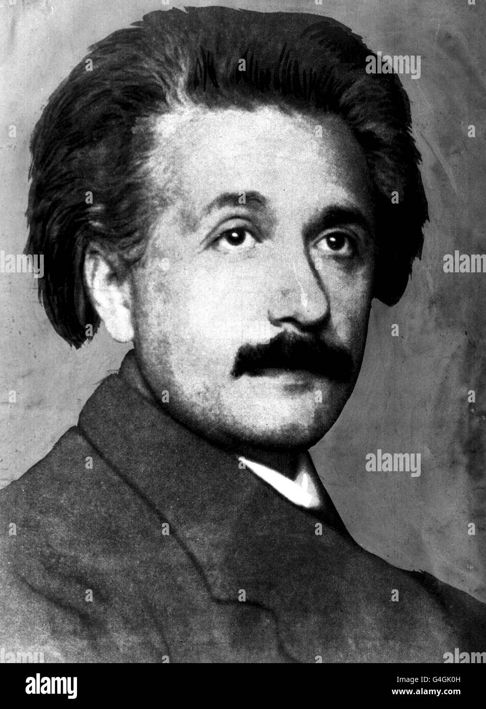 14 MARZO: In questo giorno, nel 1879, nacque lo scienziato Albert Einstein, a Ulm, in Germania. Trascorse la sua giovinezza a Monaco, dove la sua famiglia possedeva un piccolo negozio. Non parlò fino all'età di 3 anni, ma anche da giovane mostrò una brillante curiosità sulla natura e la capacità di comprendere concetti matematici difficili. È forse lo scienziato più conosciuto del XX secolo. UNA FOTO DELLA BIBLIOTECA DEL PROFESSOR ALBERT EINSTEIN, C1921. 19/03/01: Un nuovo sondaggio pubblicato rivela che la gente britannica è più ispirata dagli scienziati Marie Curie e Albert Einstein delle celebrità Posh e Becks. * il Mori Foto Stock