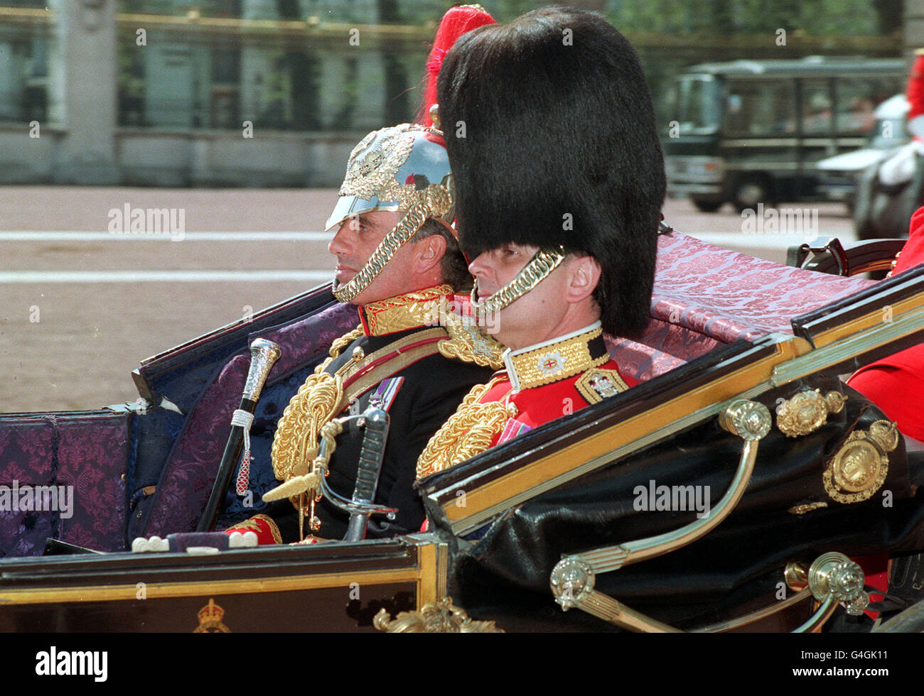 PA NEWS FOTO 6/5/92 MEMBRI DELLA REGINA DELLA CASA, il colonnello Jeremy SMITH-BINGHAM, SILVERSTICK e il colonnello RICHARD HEYWOOD, ufficiali di campo nella brigata lasciare BUCKINGHAM PALACE PER LA APERTURA DELLA CONDIZIONE DEL PARLAMENTO Foto Stock