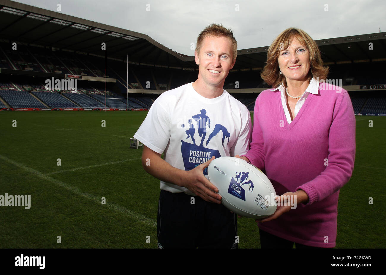 Bosman du Plessis, che è stato nominato il primo a tempo pieno Positive Coaching Scotland Manager per il rugby scozzese e Linda Lawson, figlia di Bill McLaren durante la foto vincente della Scotland Foundation a Murrayfield, Edimburgo. Foto Stock