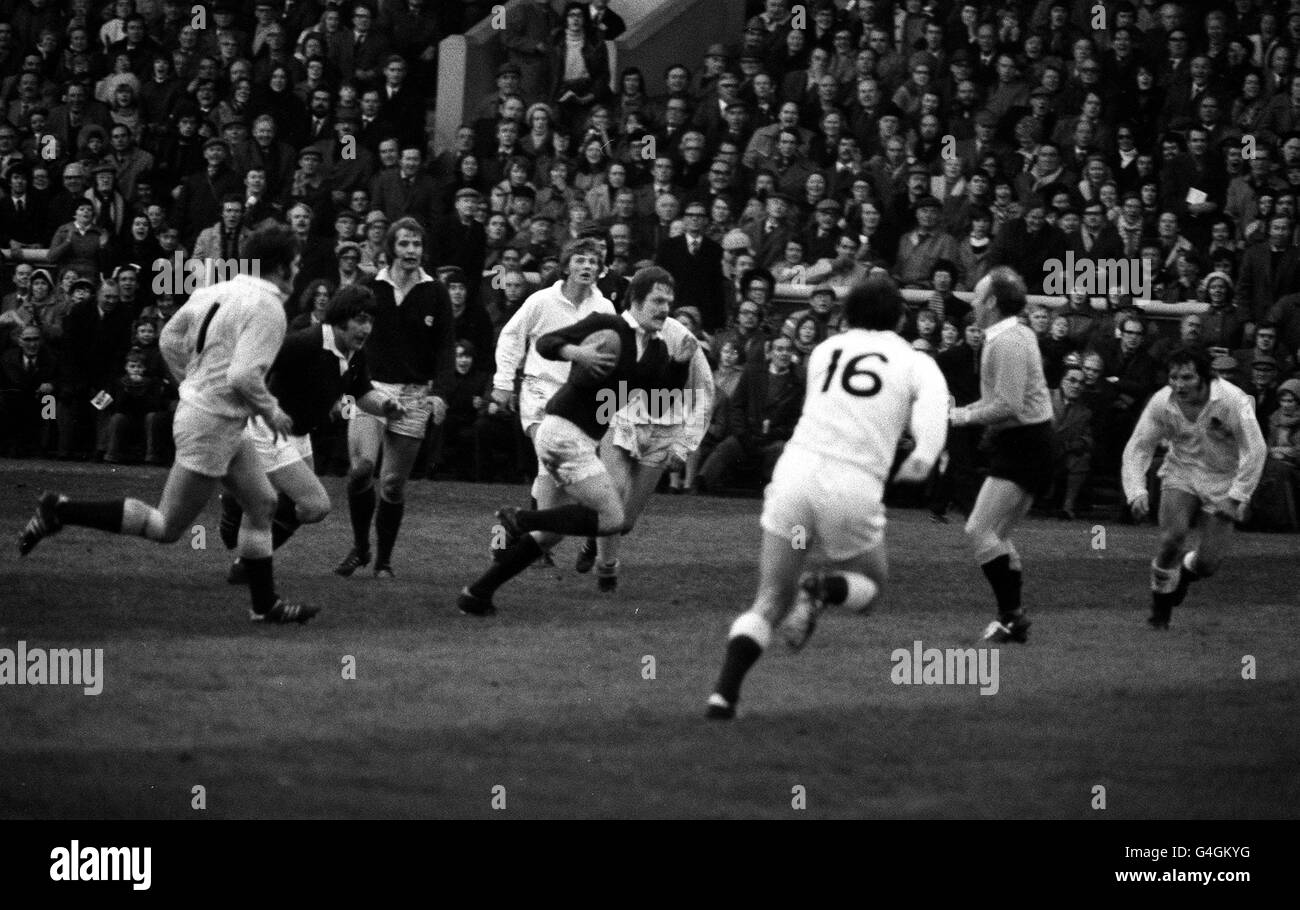 PA NEWS PHOTO 21/2/76 SCOTTISH SCRUM HALF ALAN LAWSON SCOPPIA PER SEGNARE IL SUO SECONDO TENTATIVO CONTRO L'INGHILTERRA NELLA RUGBY UNION INTERNATIONAL A MURRAYFIELD A EDIMBURGO Foto Stock