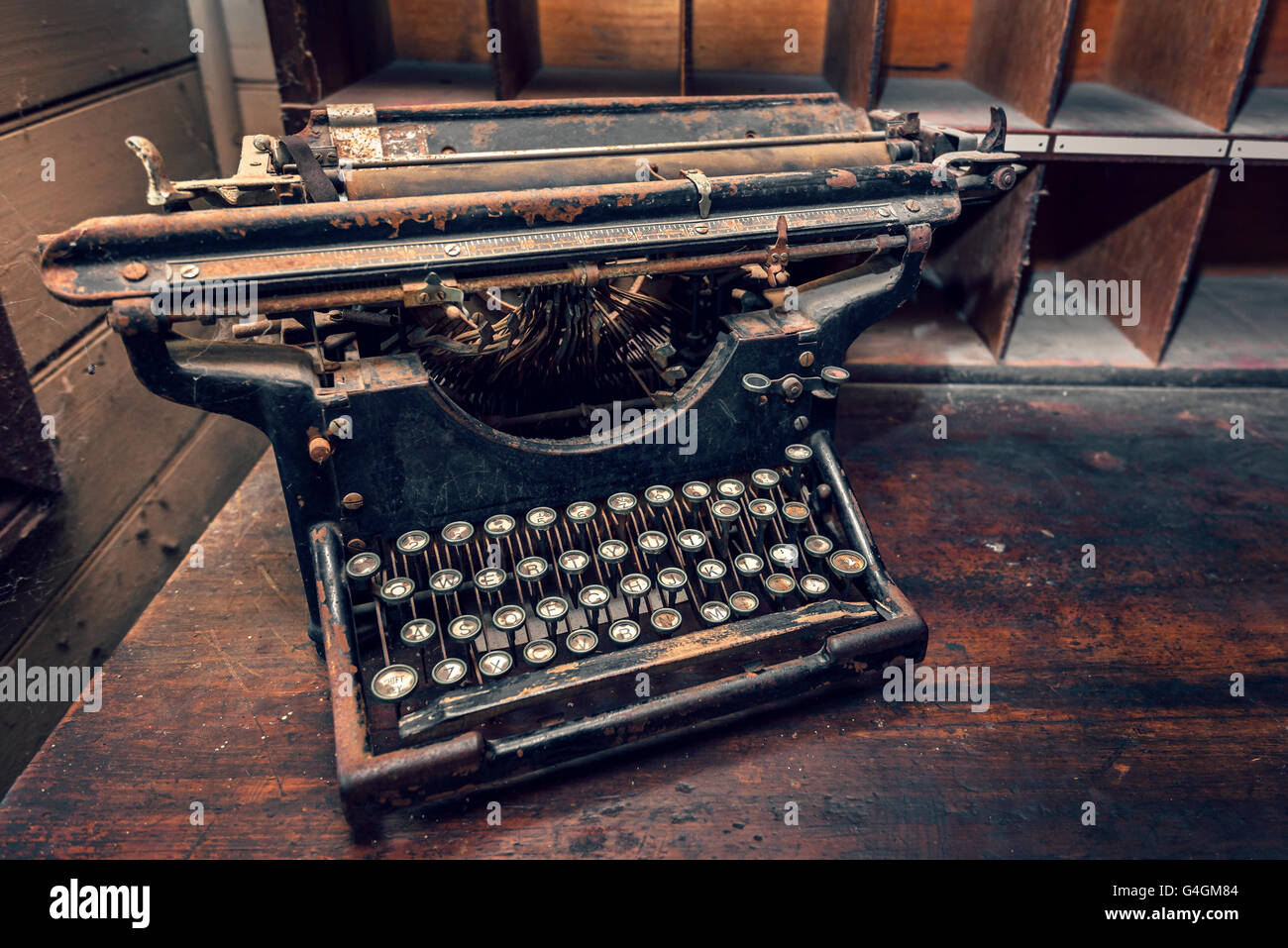 Vista superiore della vecchia macchina da scrivere sul tavolo di legno. Effetto caldo e color-tonificante applicato. Foto Stock