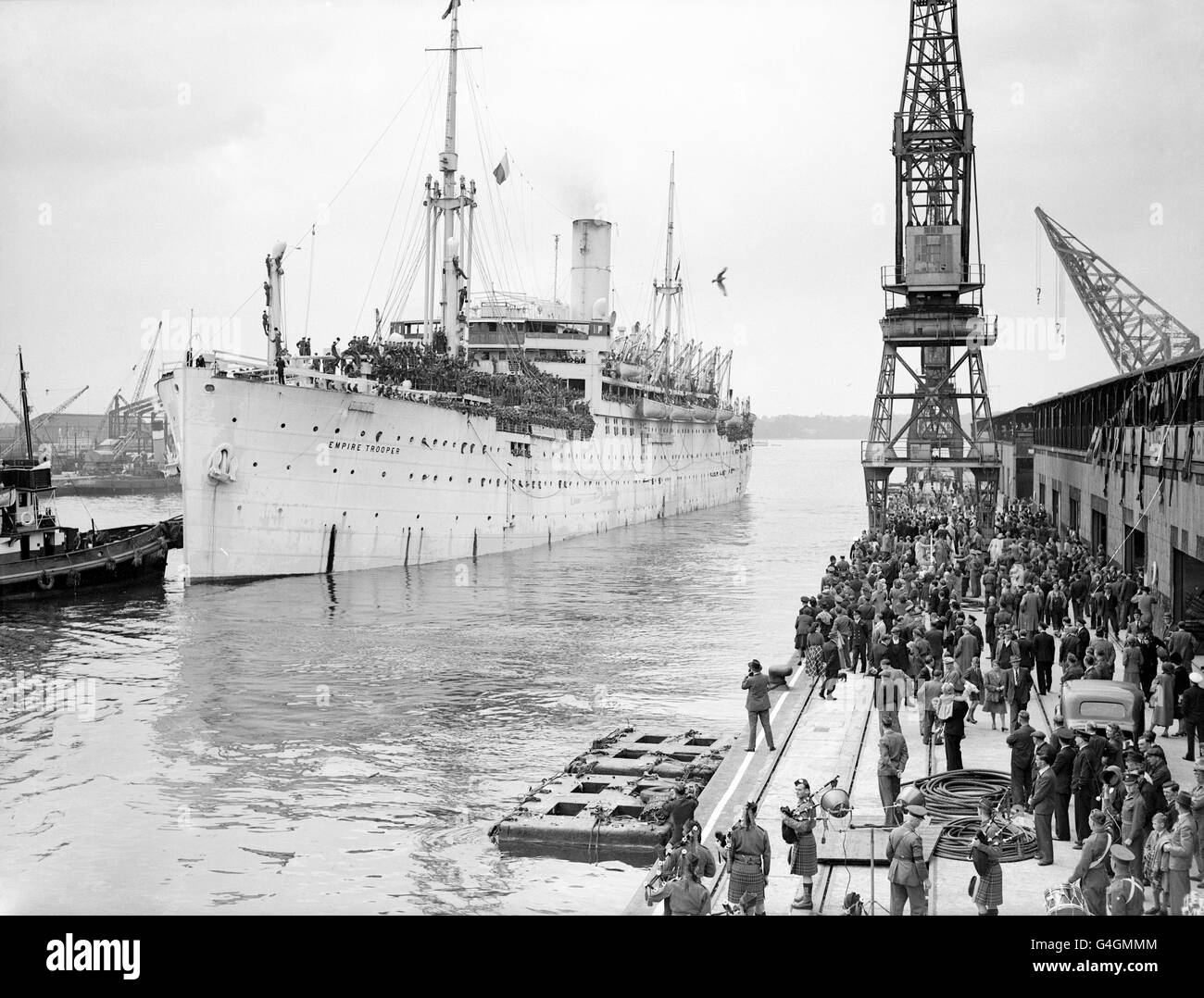 L'HMT Empire Trooper lascia le banchine di Southampton per la Malaya Foto Stock