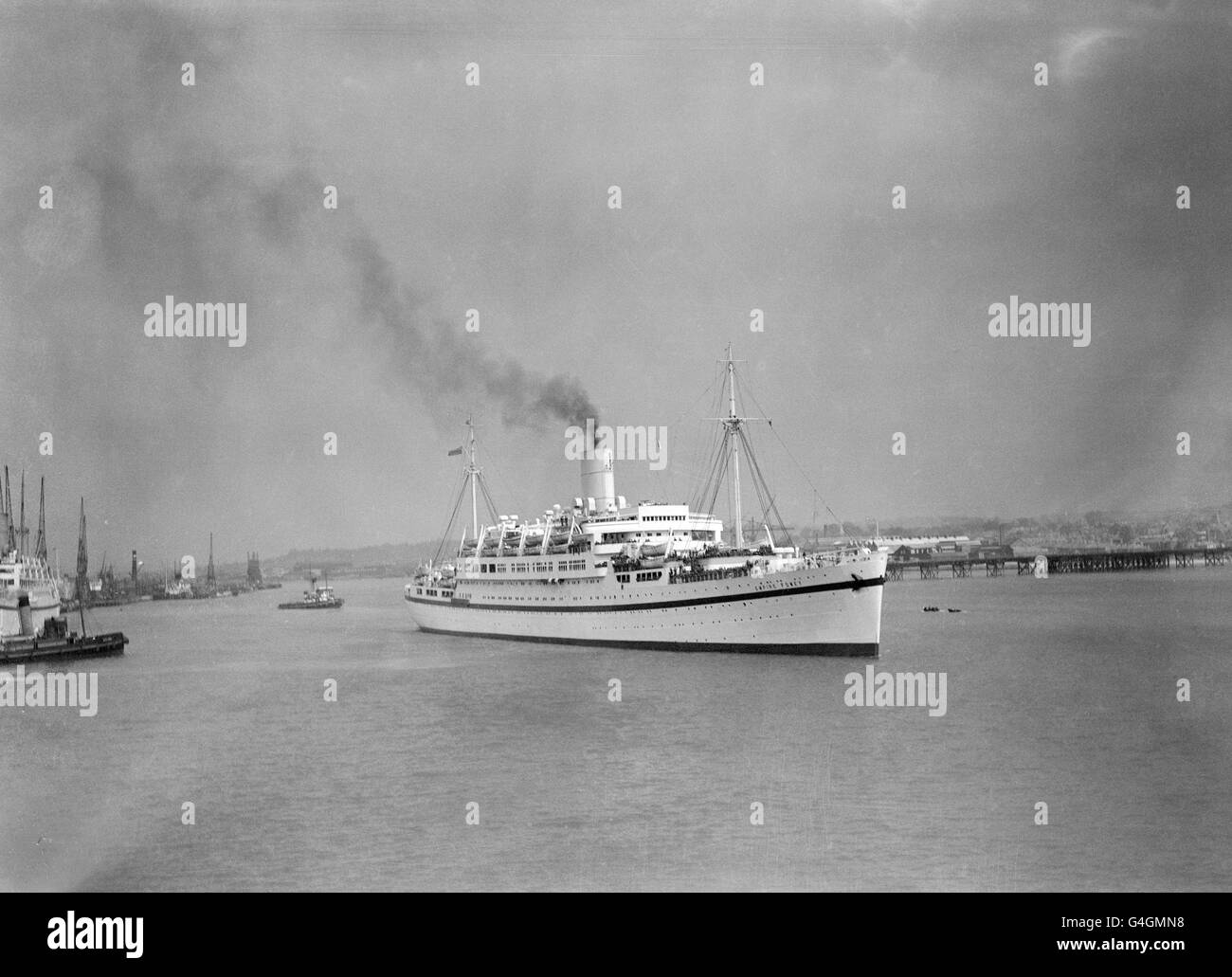 Troopship Empire Fowey naviga nel suo viaggio inaugurale da Southampton portando truppe per Port Said. La nave, la seconda troupship di lusso della Gran Bretagna, era in passato la nave tedesca Potsdam Foto Stock