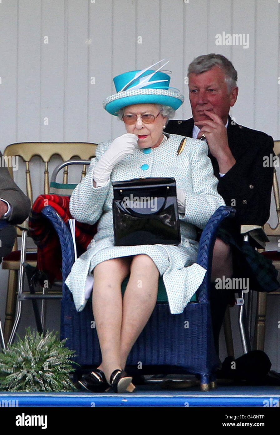 La regina Elisabetta II applica il rossetto mentre osserva i procedimenti  al raduno di Braemar a Braemar Foto stock - Alamy