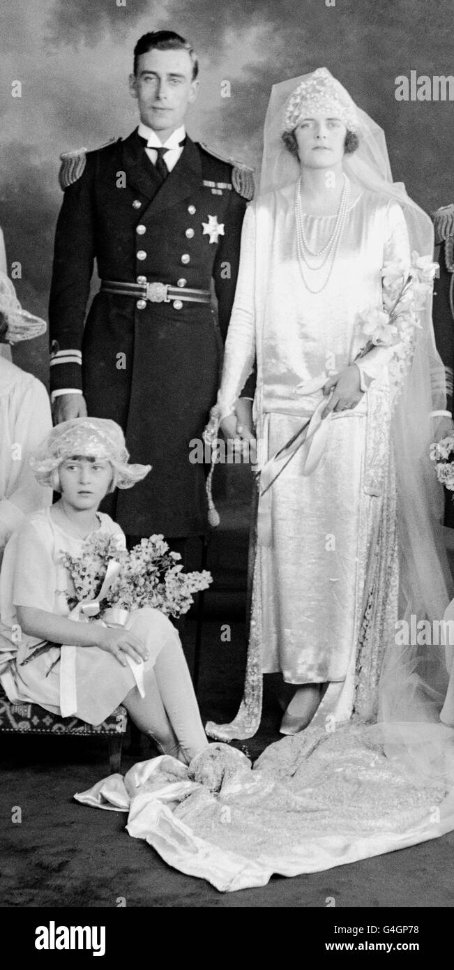 La sposa e lo sposo al matrimonio di Lord Louis Mountbatten con Edwina Ashley a Brook House, Londra. Foto Stock