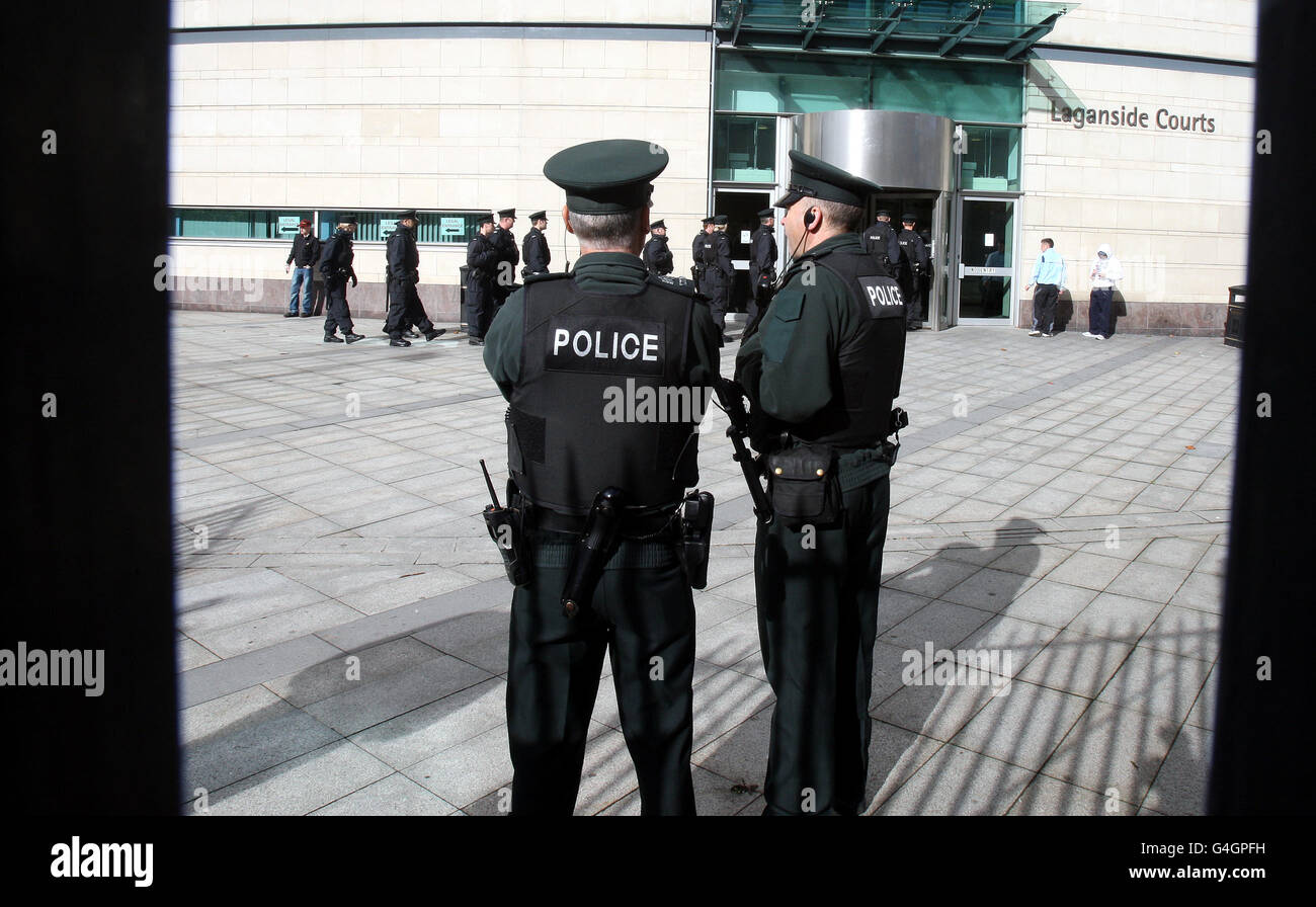 Prova della forza di Volontariato di Ulster. Una grande presenza di polizia fuori dalla corte della corona di Belfast. Foto Stock