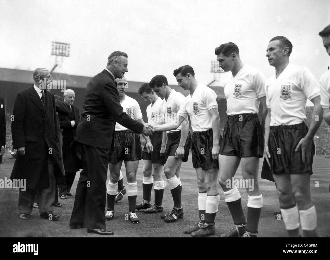 Earl Mountbatten della Birmania scuote le mani con il calciatore inglese Johnny Haynes mentre scende la fila della squadra inglese che include Stanley Matthews . Foto Stock