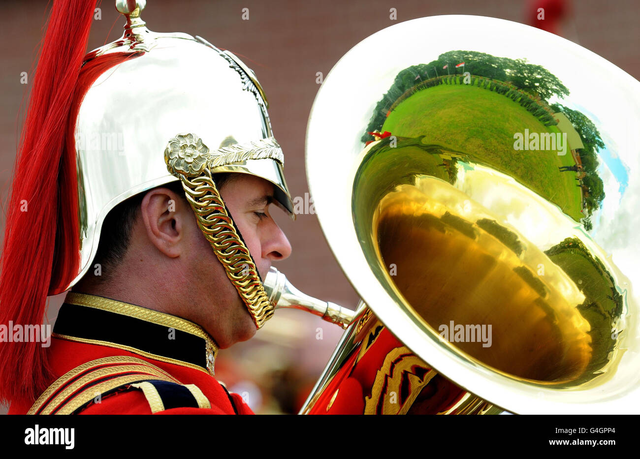 Un soldato della Heavy Cavallry and Cambrai Band suona oggi alla cerimonia di apertura del guerriero di Suman alla Queen Elizabeth Barracks vicino York. Foto Stock