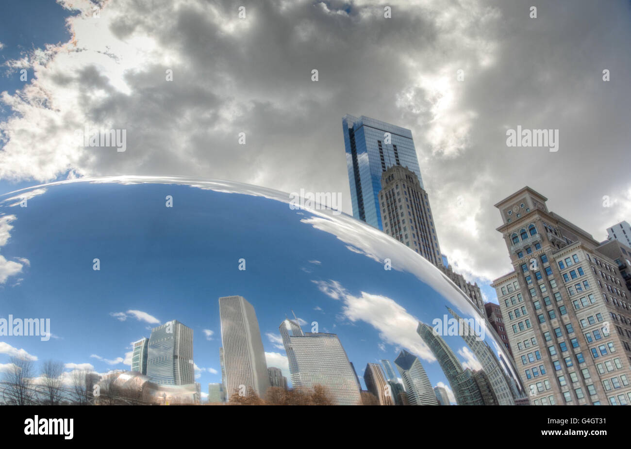 CHICAGO - 17 Marzo: Cloud Gate in Millennium Park il 17 marzo 2016 a Chicago. Il Cloud Gate (fagiolo) è una grande attrazione turistica Foto Stock