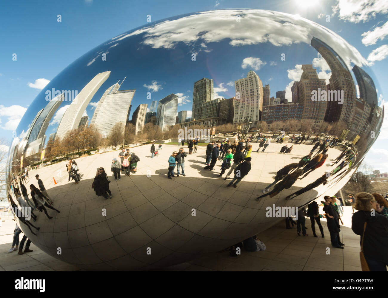 CHICAGO - 17 Marzo: Cloud Gate in Millennium Park il 17 marzo 2016 a Chicago. Il Cloud Gate (fagiolo) è una grande attrazione turistica Foto Stock