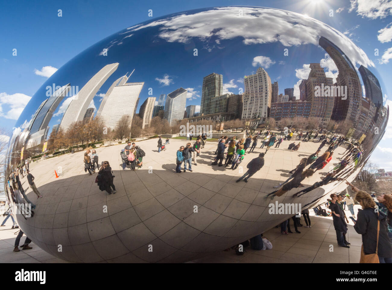 CHICAGO - 17 Marzo: Cloud Gate in Millennium Park il 17 marzo 2016 a Chicago. Il Cloud Gate (fagiolo) è una grande attrazione turistica Foto Stock