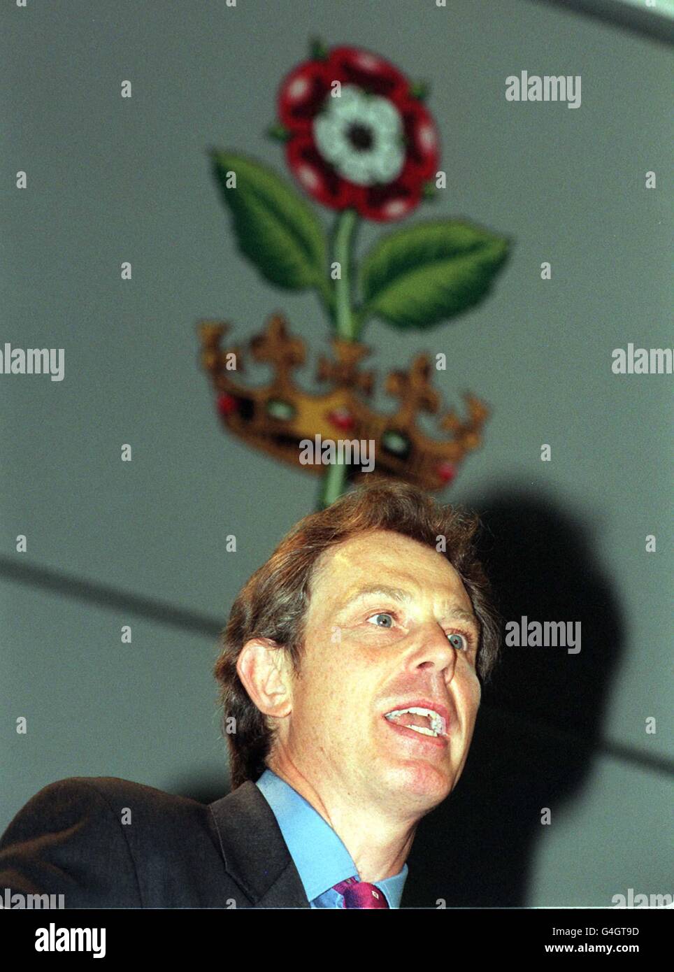 Il primo ministro britannico Tony Blair ha parlato durante la decima conferenza IPPR (Institute for Public Policy Research) sul tema "dare forma al futuro - Governo e Società per il XXI secolo" al centro conferenze QEII di Londra. Foto Stock