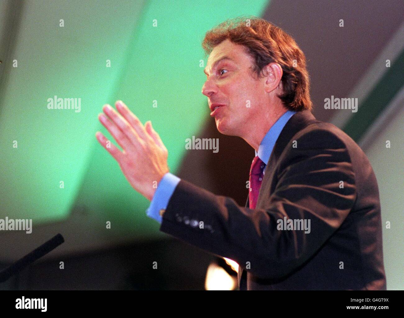 Il primo ministro britannico Tony Blair ha parlato durante la decima conferenza IPPR (Institute for Public Policy Research) sul tema "dare forma al futuro - Governo e Società per il XXI secolo" al centro conferenze QEII di Londra. Foto Stock