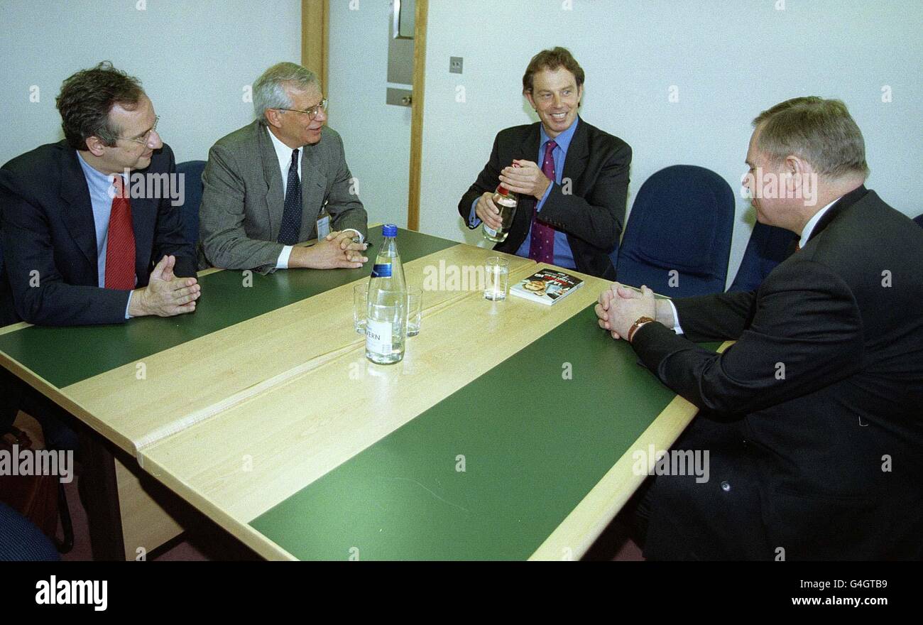 Il primo ministro britannico Tony Blair (2° a destra) con IL finlandese PAAVO Lipponen (destra), Walter Veltroni (sinistra), leader della sinistra democratica italiana, e Jose Borrell, P.M. candidato al PSOE in Spagna, dopo il discorso di Blair alla conferenza IPPR. Foto Stock