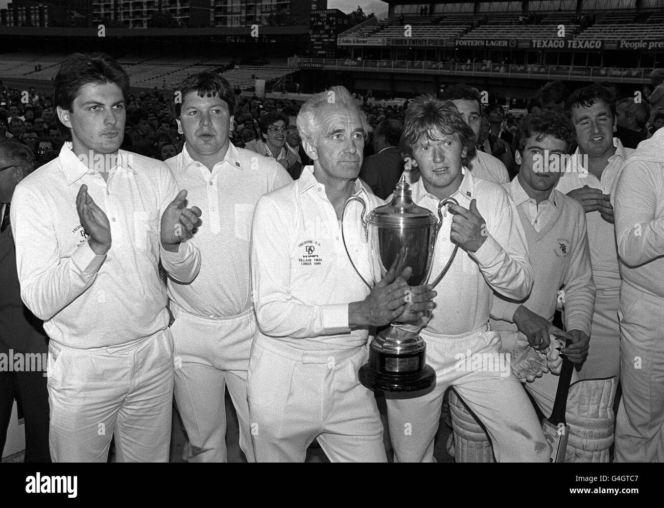 PA NEWS PHOTO 2/9/85 LA SQUADRA DEL VILLAGGIO FREUCHIE DELLA FIFE CON IL CAPITANO DAVID CHRISTIE (AL CENTRO) CHE TIENE IL TROFEO, DOPO AVER PORTATO A TERMINE IL CAMPIONATO NAZIONALE DI CRICKET DEL VILLAGGIO AL CAMPO DI CRICKET DI LORD Foto Stock