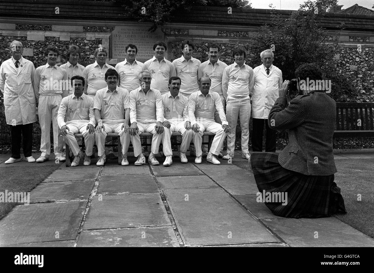 PA NEWS FOTO 2/9/85 MEMBRI DEL FREUCHIE VILLAGE CRICKET SQUADRA DELLA SERIE FIFE PER AVERE LA LORO FOTO SCATTATA SOSTENITORE IAN OATES DAL LORO VILLAGGIO COME SI PREPARAVANO A. SCENDI IN CAMPO AL CAMPO DA CRICKET DI LORD'S PER GIOCARE ROWLEDGE DA SURREY NEL CAMPIONATO NAZIONALE DI CRICKET DEL VILLAGGIO A. LORD'S CRICKET GROUND Foto Stock