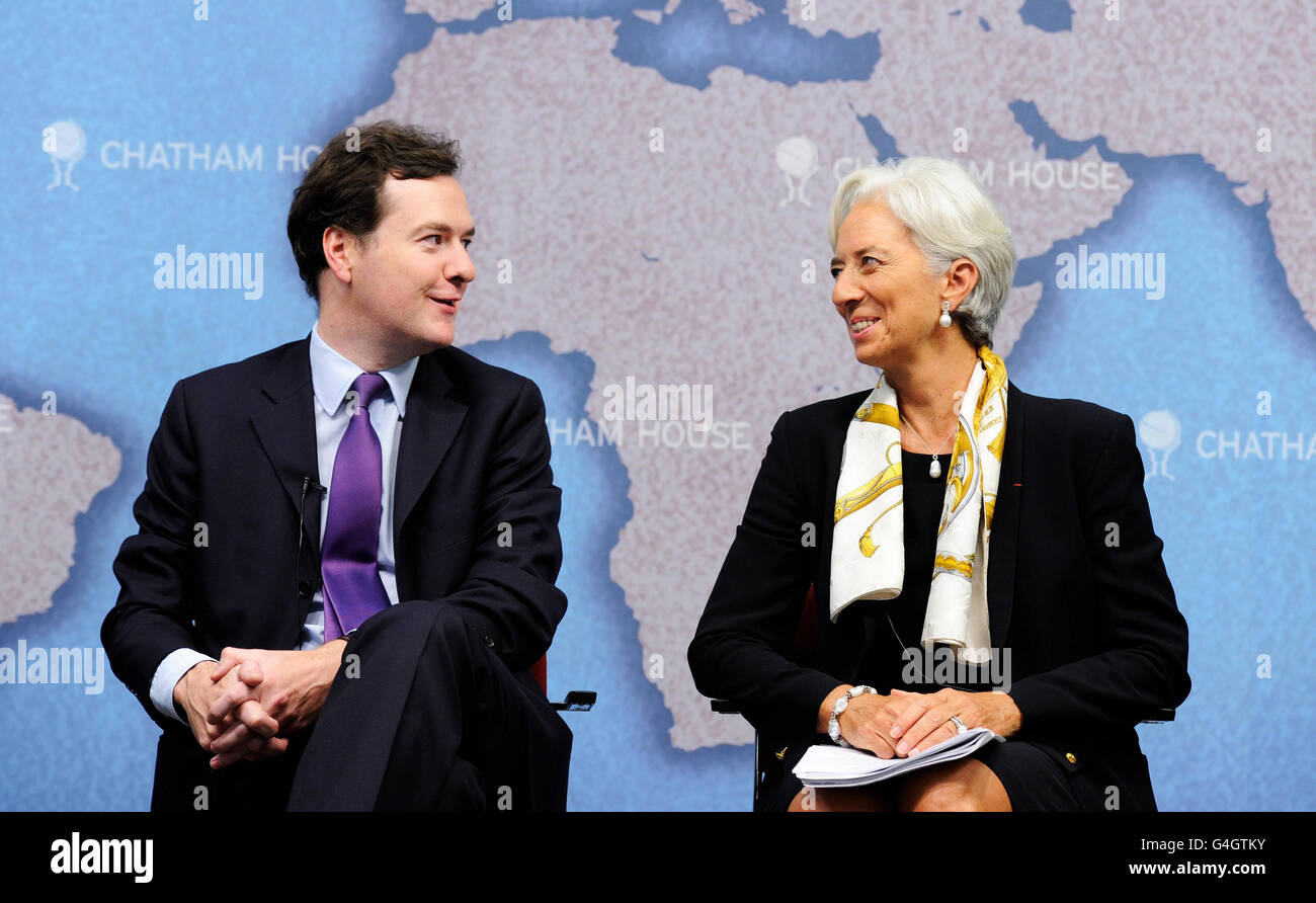 Il Cancelliere dello scacchiere George Osborne e la Managing Director del Fondo monetario internazionale (FMI) Christine Lagarde si guardano a vicenda durante un dibattito sulle "sfide per l'economia globale" alla Chatham House di Londra. Foto Stock