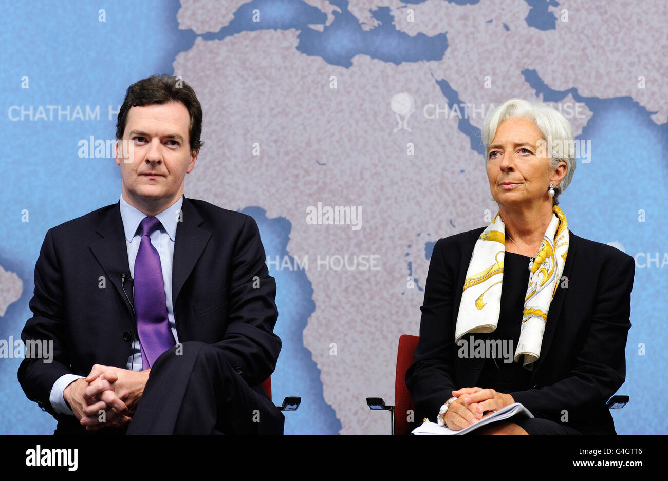 Il Cancelliere dello scacchiere George Osborne e il Direttore Generale del Fondo monetario Internazionale (FMI) Christine Lagarde durante un dibattito sulle "sfide per l'economia globale" alla Chatham House di Londra. Foto Stock