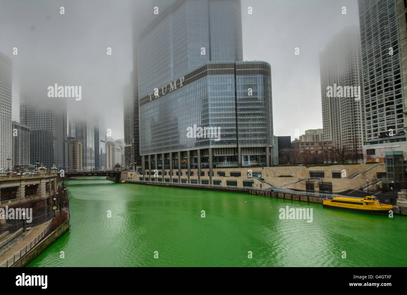CHICAGO - MARZO 13: tintura del fiume Chicago per la festa di San Patrizio, il Mar 13, 2016 in Chicago, IL Foto Stock