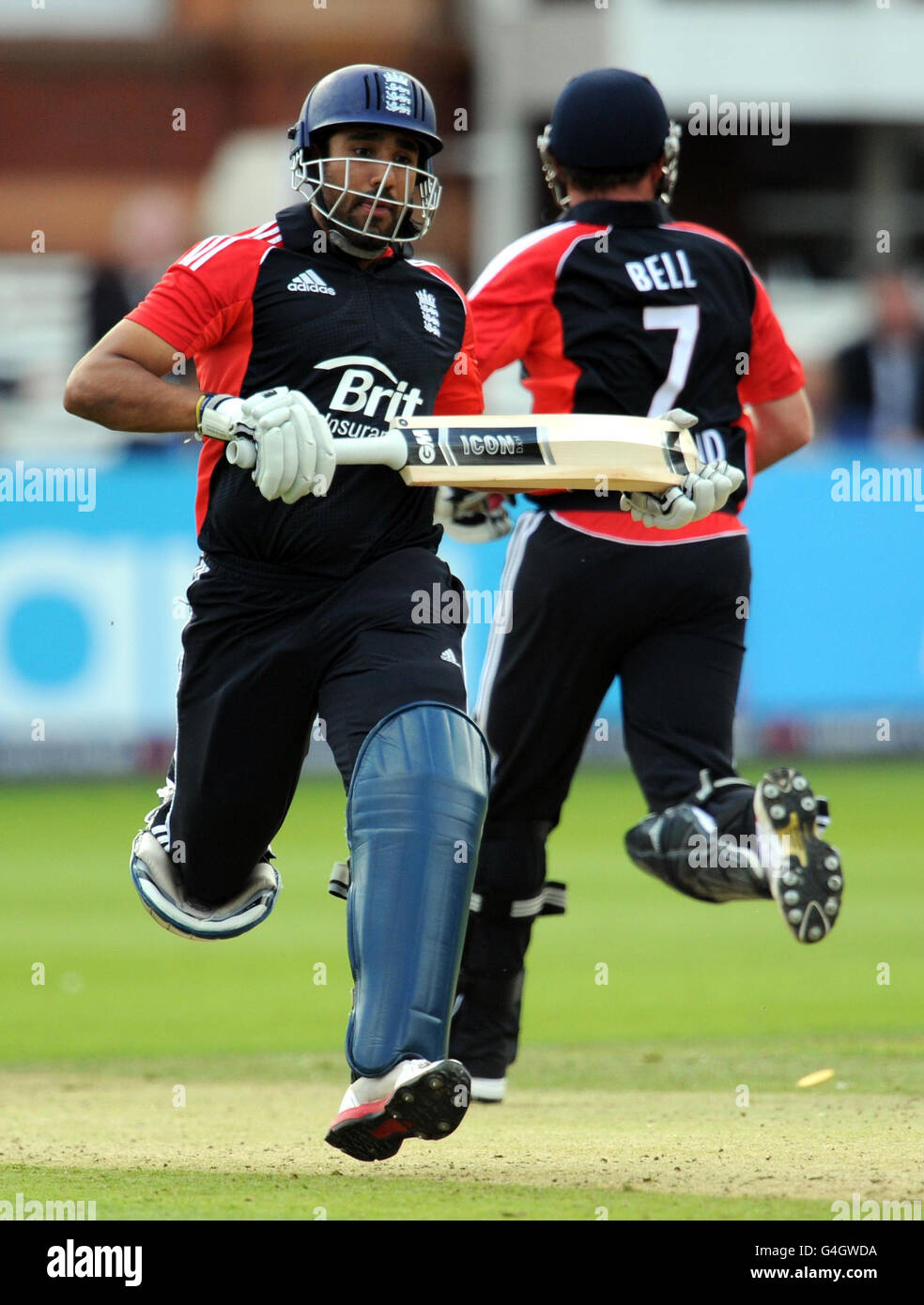 Ravi Bopara (a sinistra) e Ian Bell Put in Inghilterra corrono sul tabellone durante il quarto ODI al Lords Cricket Ground di Londra. Foto Stock
