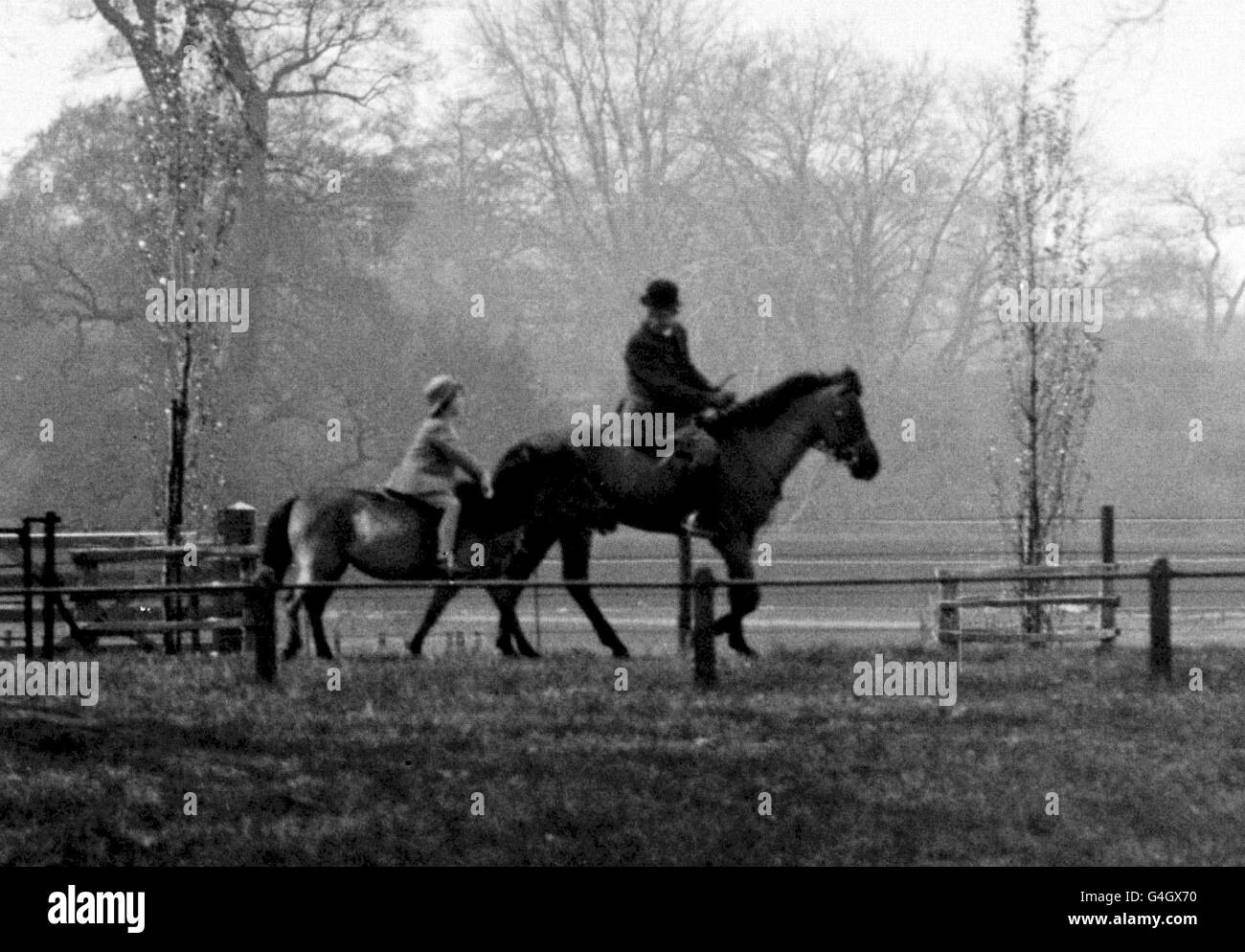 La principessa Elizabeth trascorse il suo settimo compleanno cavalcando il suo pony preferito al Windsor Great Park. Foto Stock