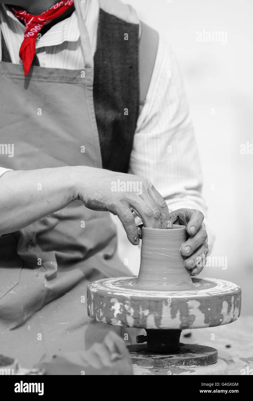 Artigiano potter con il tornio a mano durante la produzione di una pentola con argilla Foto Stock