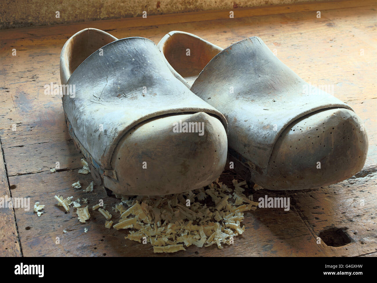 Due vecchio stile olandese zoccoli di legno nella bottega di un calzolaio Foto Stock