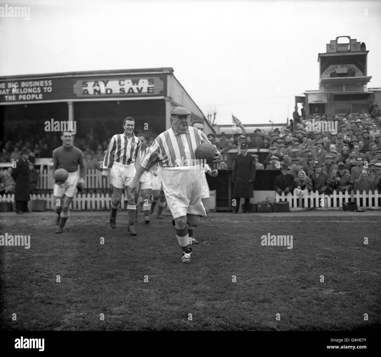 Brighton e Hove Albion si sono recati nel campo di gioco contro Gillingham e Fred Emney, comico di 22 pietre, completo di monotola e sigaro, per la sua serie televisiva della BBC "Emney Enterprises". Foto Stock