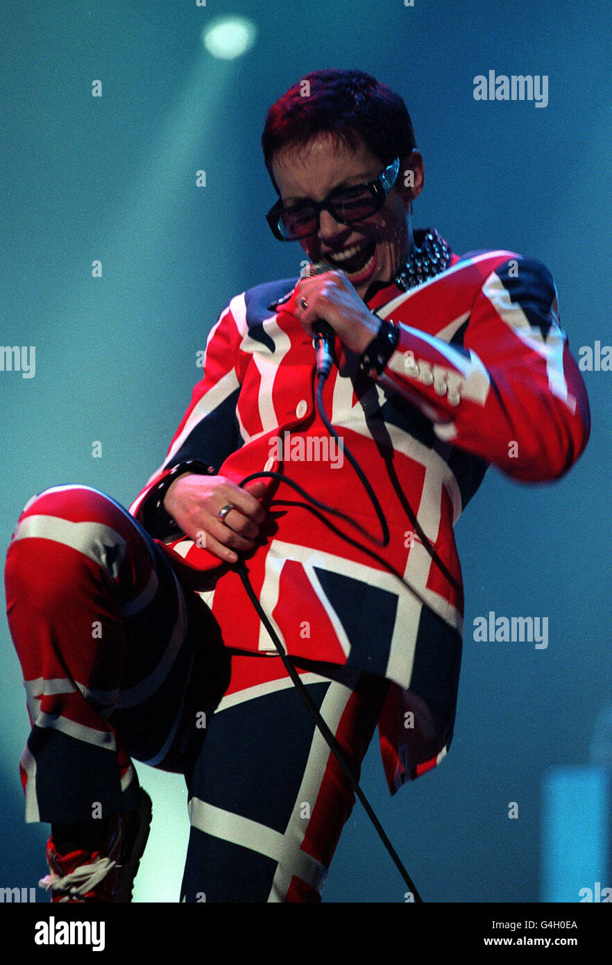 Annie Lennox dell'Eurythmics si esibisce durante i Brit Awards, presso la London Arena. La band, riunitatesi per l'occasione, ha ricevuto l'eccezionale contributo al British Music Award. Foto Stock