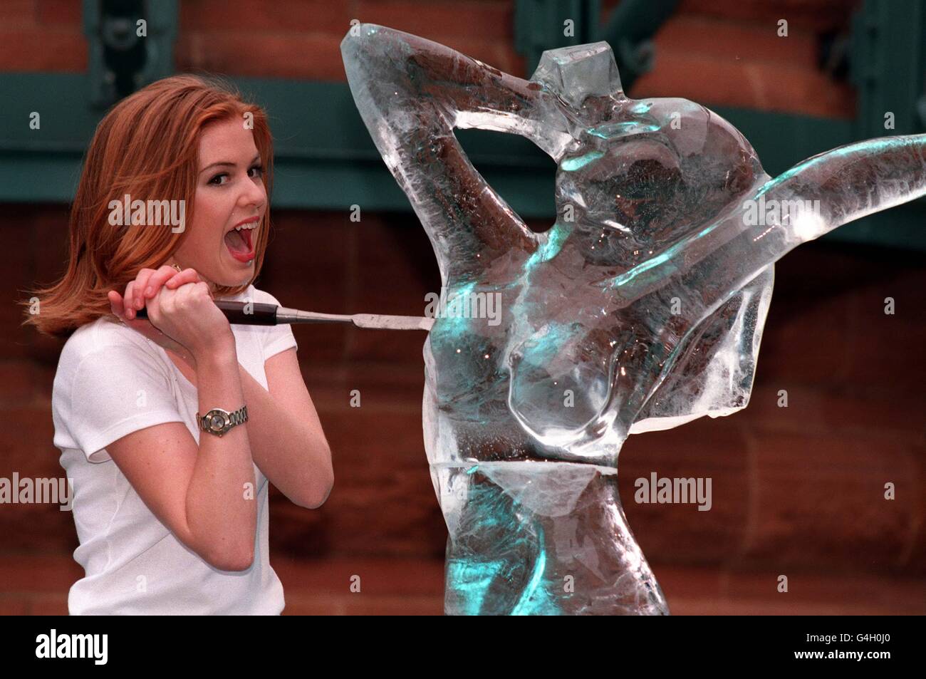 La star di casa e di distanza Isla Fisher con una scultura di ghiaccio nella piazza di scambio di Broadgate a Londra per celebrare il 3° anniversario della compagnia di rete vocale RSL COM. Foto Stock