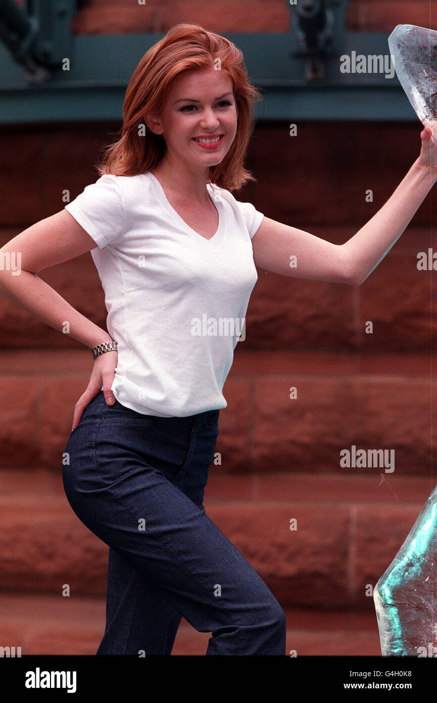 La star di casa e di distanza Isla Fisher in Broadgate's Exchange Square a Londra per celebrare il 3° anniversario della compagnia di rete vocale RSL COM. Foto Stock