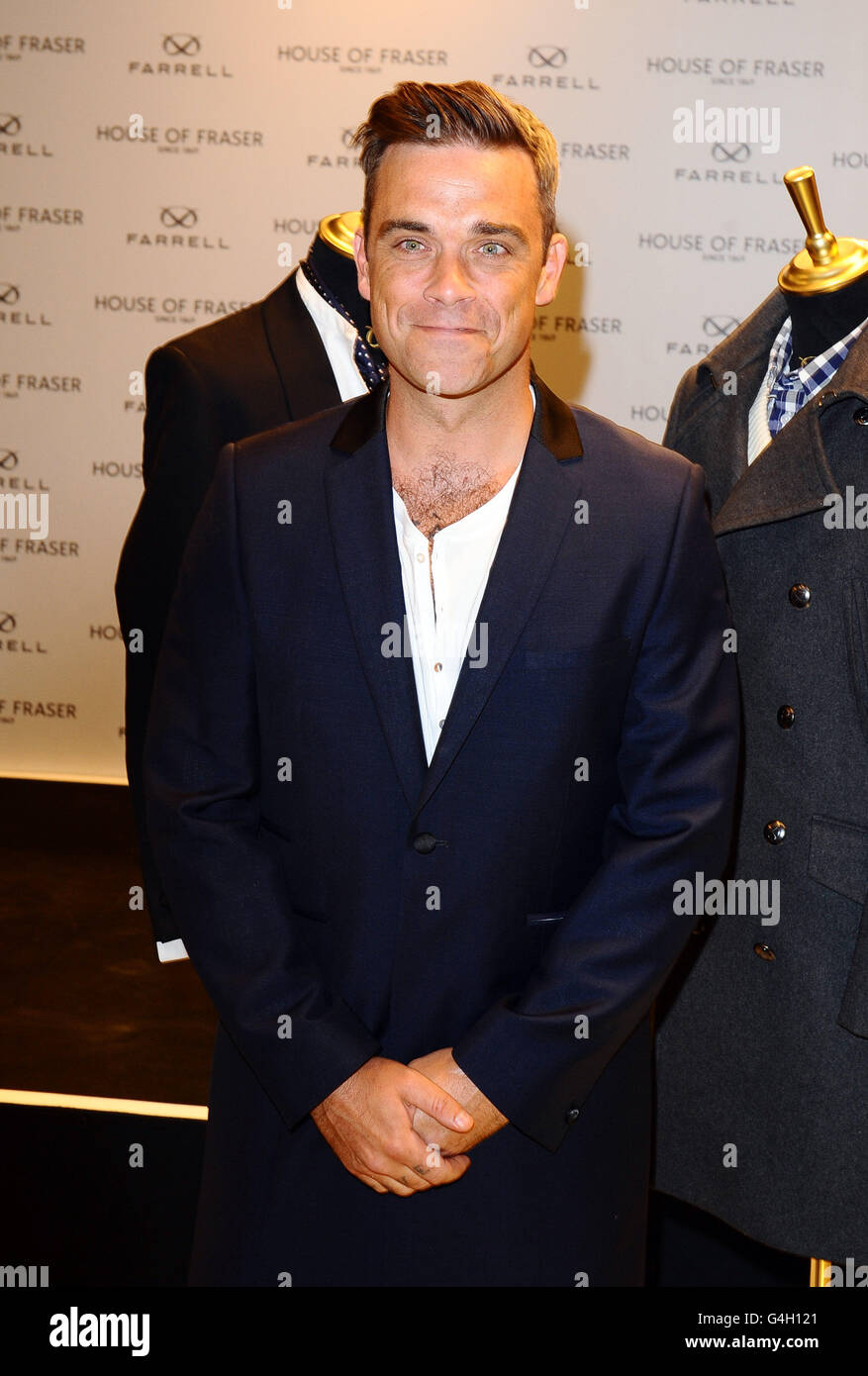Robbie Williams lancia la sua etichetta di abbigliamento maschile Farrell e  la sua collezione di debutto autunno/inverno 2011 alla House of Fraser di  Oxford Street, Londra Foto stock - Alamy