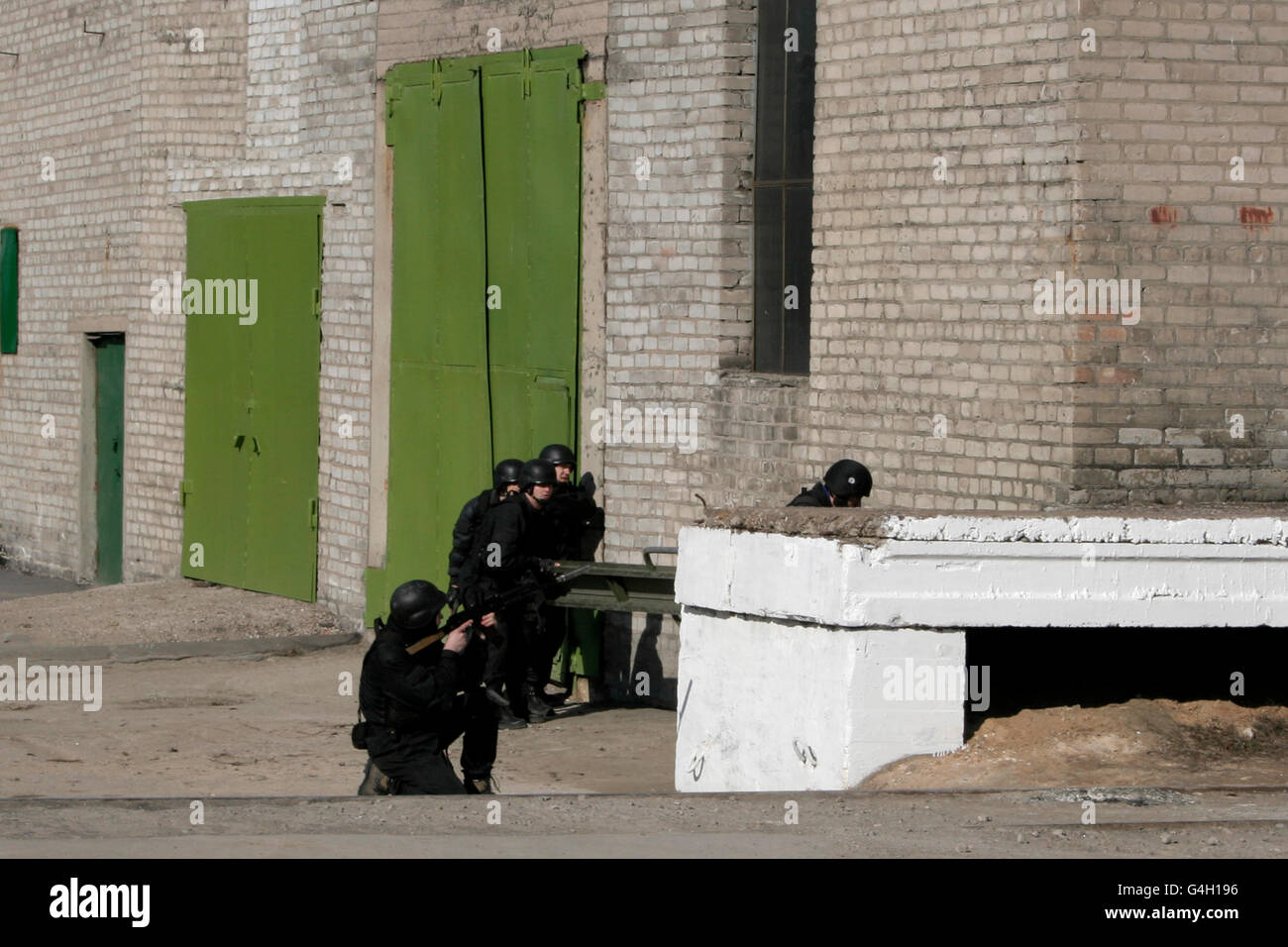 Suddivisione polizia anti-terrorismo durante un black tactical esercizi. Tecniche di corda. Situazione reale. Foto Stock