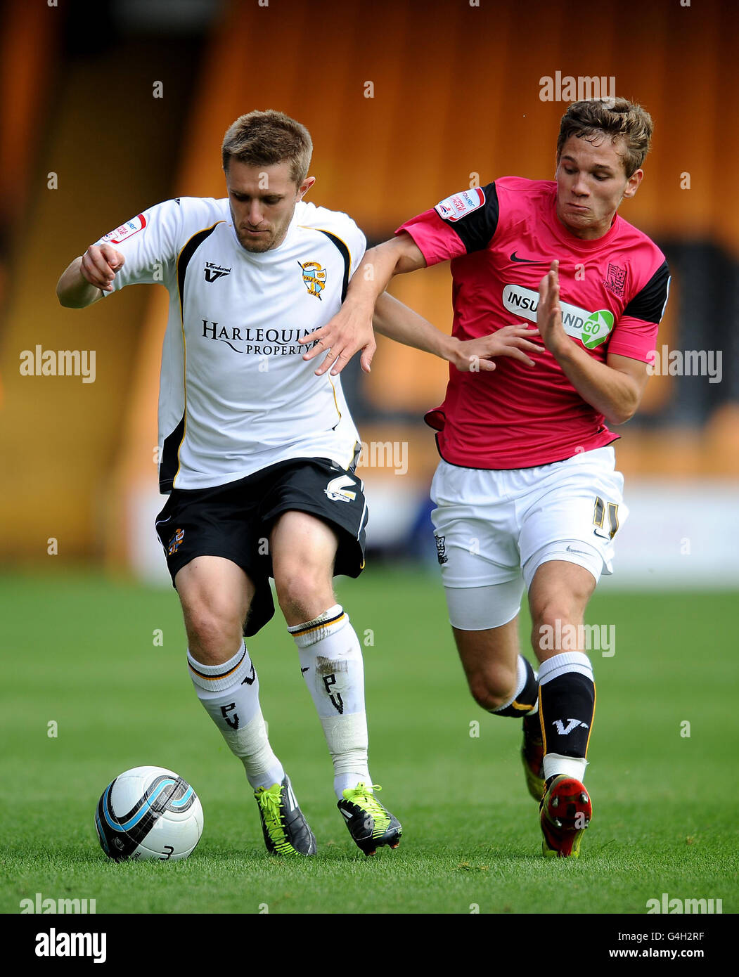 Adam Yates di Port vale e Lee Sawyer di Southend (a destra) combattono per la palla durante la partita della Npower Football League Two a vale Park, Stoke on Trent. Foto Stock