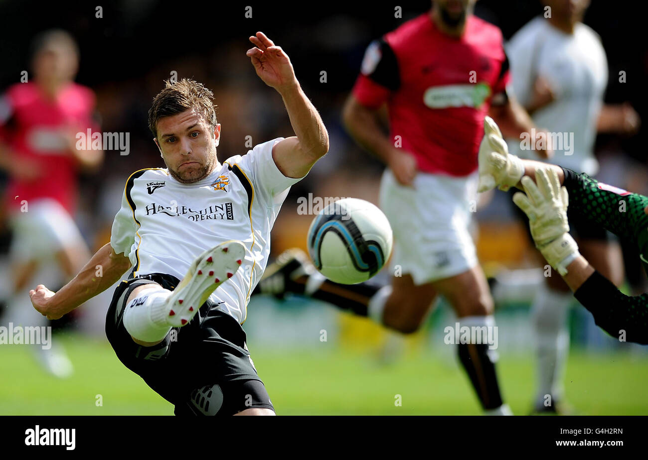 Doug Loft di Port vale (a sinistra) segna il primo goal della partita durante la partita della Npower Football League Two a vale Park, Stoke on Trent. Foto Stock