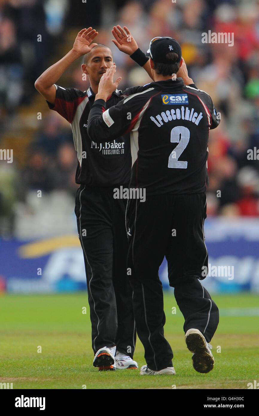 Alfonso Thomas del Somerset celebra il wicket di Shahid Afridi dell'Hampshire Royal durante la partita semi finale di Friends Life T20 a Edgbaston, Birmingham. Foto Stock