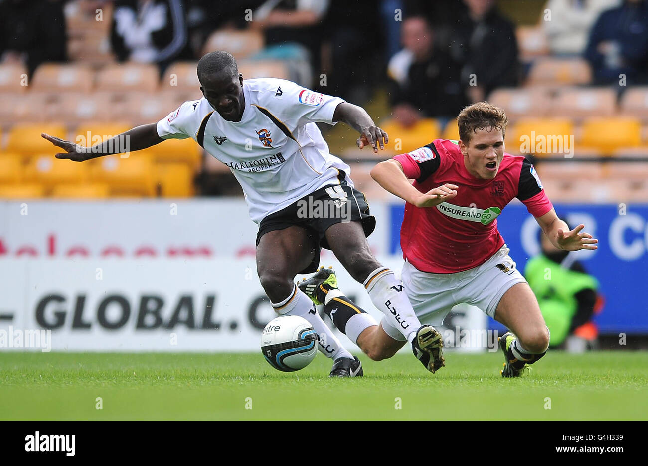 Anthony Griffith di Port vale (a sinistra) e Lee Sawyer di Southend combattono per la palla durante la partita della Npower Football League Two a vale Park, Stoke on Trent. Foto Stock