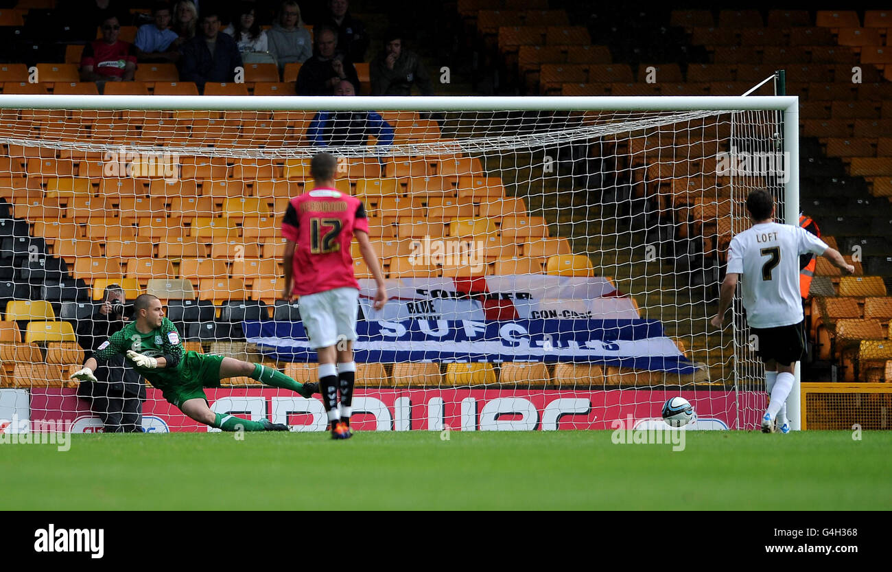 Doug Loft di Port vale (a destra) segna il secondo goal del gioco del suo lato dal punto di rigore durante la partita della Npower Football League Two a vale Park, Stoke on Trent. Foto Stock