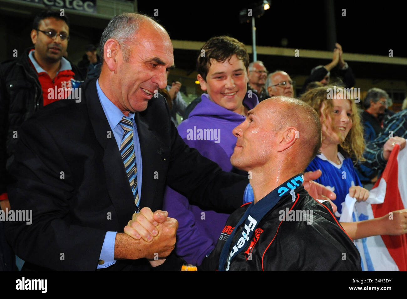 Cricket - Friends Life T20 Final - Leicestershire Foxes / Somerset Sabers - Edgbaston. Paul Nixon di Leicestershire Foxes festeggia con suo padre dopo aver vinto la finale di Friends Life T20 a Edgbaston, Birmingham. Foto Stock