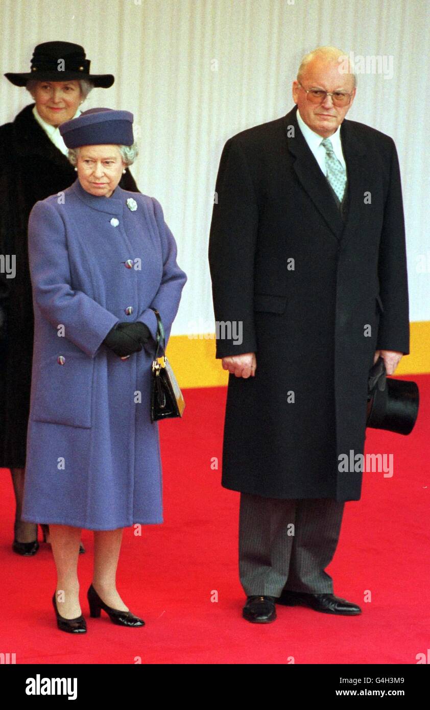 La Regina si trova con il presidente della Germania Herzog, sulla Diaz a Windsor, dove lo incontrò dopo il suo arrivo in Gran Bretagna questa mattina (martedì), per una visita di stato di quattro giorni. Il Prseidents Wife Christiane è sulla sinistra. FOTO IN PISCINA DI JOHN STILLWELL/PA. Foto Stock