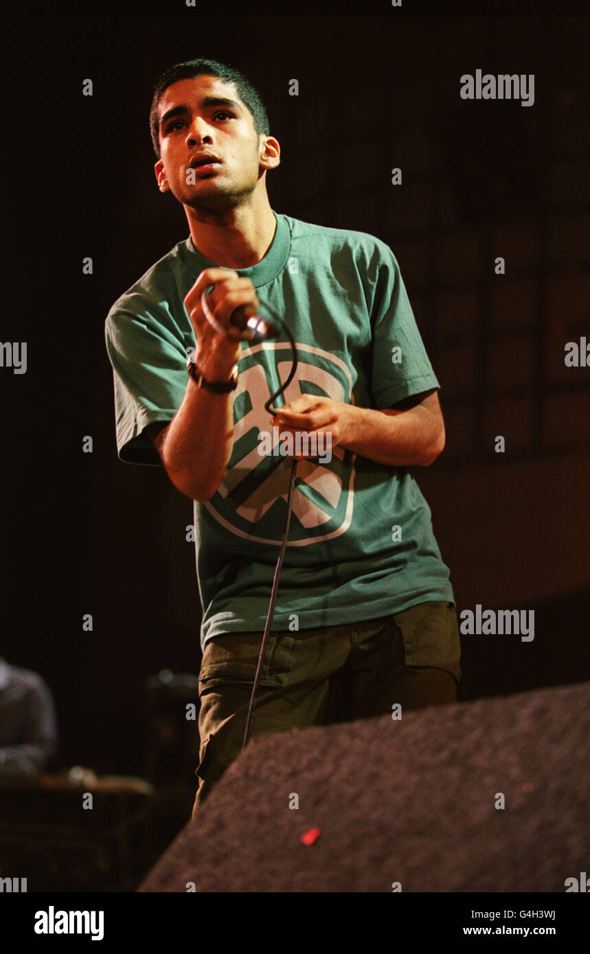 Deedar, cantante con band britannica, Asian Dub Foundation, si esibisce al concerto Amnesty International Human Rights, presentato dal Body Shop al Bercy Stadium di Parigi. Il concerto è a favore del cinquantesimo anniversario della Dichiarazione universale dei diritti dell'uomo. Foto Stock