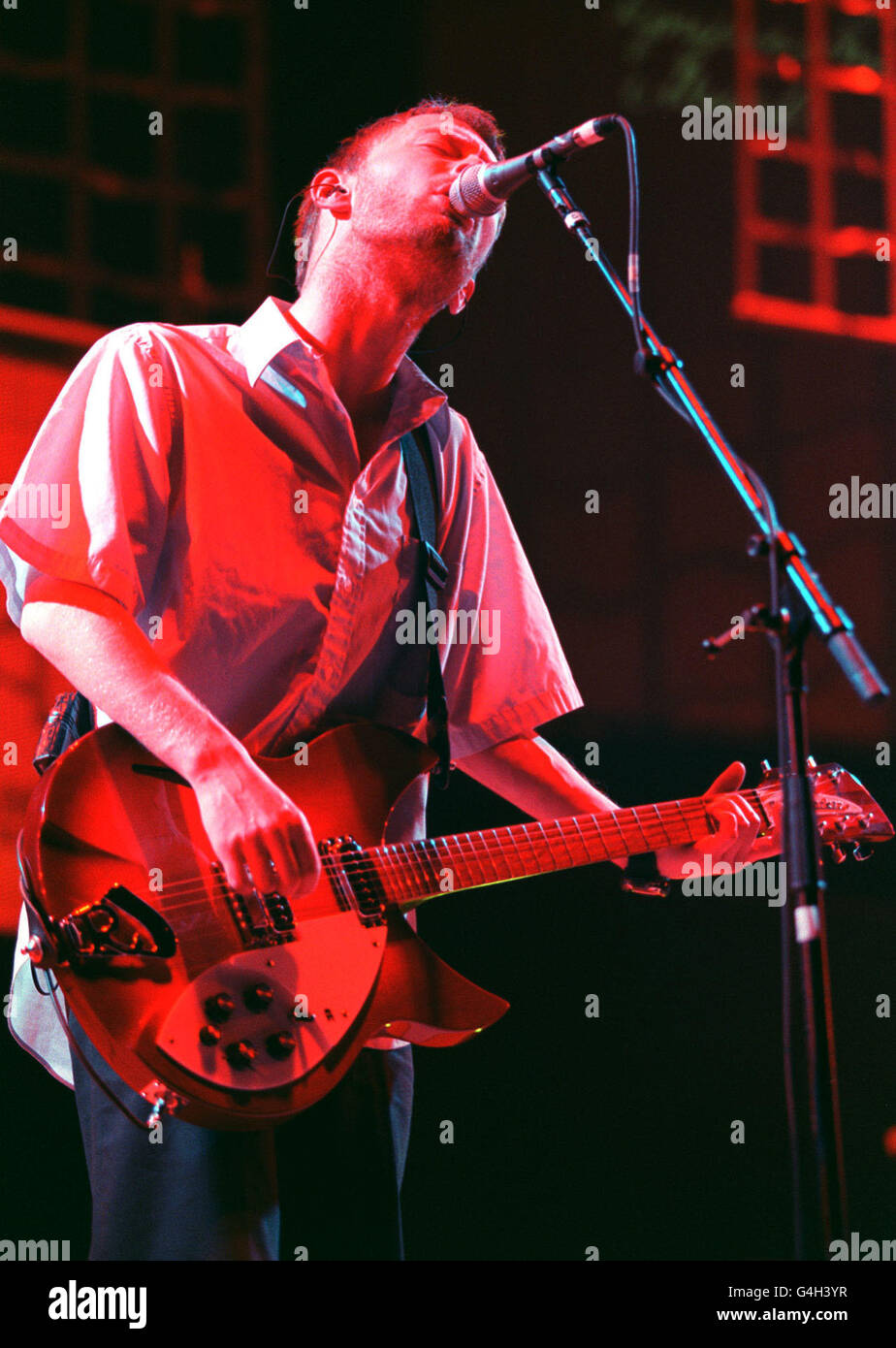 Thom Yorke, cantante della band rock britannica, Radiohead si esibisce al concerto Amnesty International Human Rights, presentato dal Body Shop al Bercy Stadium di Parigi. Il concerto è un aiuto del 50° anniversario della Dichiarazione universale dei diritti dell'uomo. * Thom Yorke, cantante di Radiohead. I rockers britannici stanno celebrando dopo che il loro quarto album ha raggiunto il numero uno nelle tabelle degli album degli Stati Uniti. Kid A, che è entrato anche nella classifica del Regno Unito al numero uno di domenica, ha venduto 207,000 copie per bussare Let's Get Ready dal rapper Mystikal fuori del top spot. Foto Stock