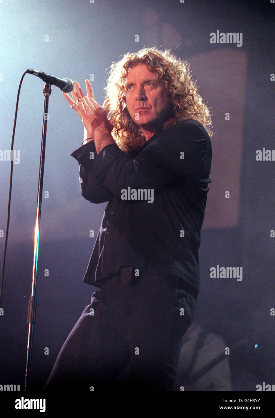 PA NEWS 10/12/98 IL CANTANTE ROCK ROBERT PLANT, GIÀ DEL GRUPPO "LED ZEPPELIN", IN SCENA AL CONCERTO INTERNAZIONALE DI AMNESTY CHE CELEBRA IL 50° ANNIVERSARIO DELLA DICHIARAZIONE UNIVERSALE DEI DIRITTI UMANI. IL CONCERTO È STATO PRESENTATO DA 'LA CARROZZERIA' E SI È TENUTO ALLO STADIO BERCY DI PARIGI. Foto Stock