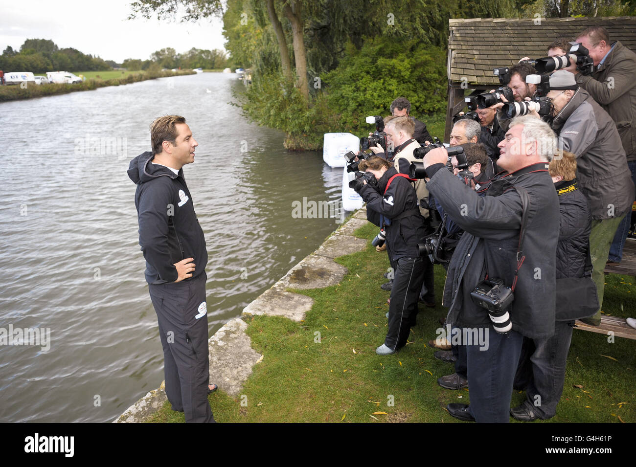 David Walliams si trova di fronte ai membri dei mezzi di comunicazione sulla riva del Tamigi a Lechlade, Gloucestershire, prima di iniziare il suo tentativo di nuotare per tutta la lunghezza del fiume per raccogliere i soldi per Sport Relief. Foto Stock