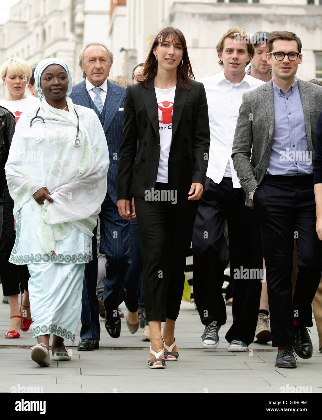 Samantha Cameron (centro) con (da sinistra a destra) operaio sanitario nigeriano Dr Hajara Kera, presidente del British Fashion Council Harold Tillman MBE ed Erdem Moralioglu (indossare occhiali) durante il lancio della campagna "Fashion Mile Born to Walk Tall" di Save the Children alla Somerset House di Londra, Dopo la loro passeggiata da 10 Downing Street. Foto Stock