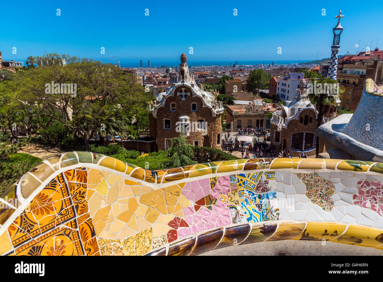 Parco Guell con lo skyline della citta' dietro, Barcellona, in Catalogna, Spagna Foto Stock